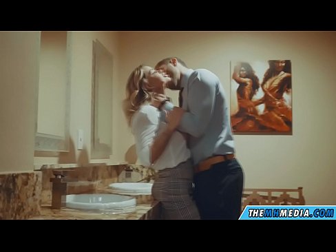 ❤️ Pamene blonde wabusty akunyengererani m'chimbudzi cha anthu onse Zolaula zolaula ny.hentai-id-tv.ru